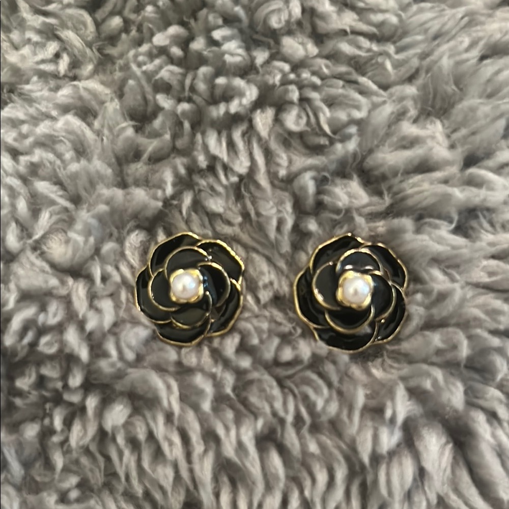 Chic Black and Gold Flower Earrings